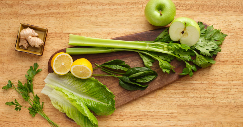 ingredients to make sweet green spinach juice 